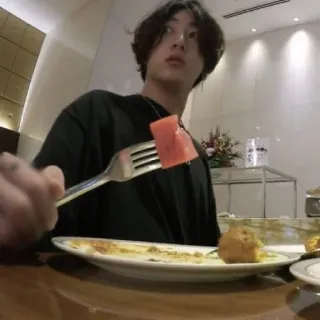 🤯 39ec7a3b comida, melancia, comendo, garfo, buffet, pessoa telegram sticker