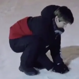 🥺 3dfdb603 neve, inverno, agachado, pessoa, ao ar livre, roupa telegram sticker