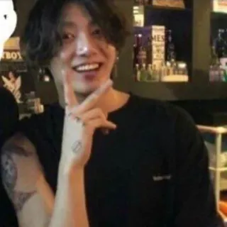 🤓 5d94e975 homem, pessoa, sorriso, sinal de paz, tatuagem, casual telegram sticker