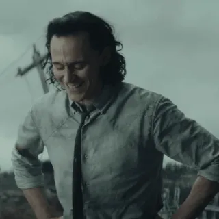 😂 8aaf88de Loki Loki, Tom Hiddleston, Marvel, MCU, sorrindo, personagem whatsapp sticker