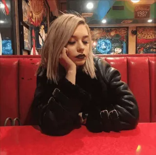 🌿 62063b84 mulher, retrato, restaurante, cabelo loiro, jaqueta de couro, entediada, pensativa, interior telegram sticker