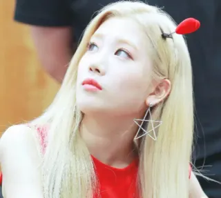 🙄 1feed76c женщина, серьги, блондинка, портрет, украшения, K-pop telegram sticker