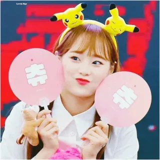 🍓 20c53897 Lovely Hiigh donna, asiatica, kpop, fan, pikachu, cerchietto, carino whatsapp sticker