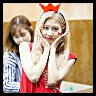 ✨ b0506c17 女性, ブロンド, 赤, 可愛い, 韓国, 王冠, ハート, KPOP whatsapp sticker