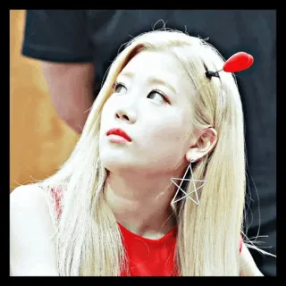 ✨ c68ade95 女性, ブロンドヘア, 赤い口紅, 星のイヤリング, 韓国, ポートレート, 赤いドレス whatsapp sticker