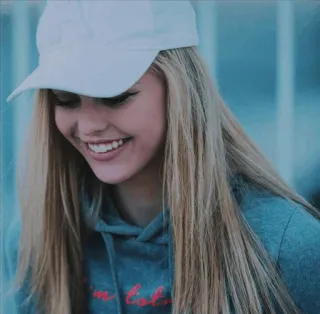 ☺️ 6fe0d730 tersenyum, wanita, potret, orang, rambut pirang, topi whatsapp sticker