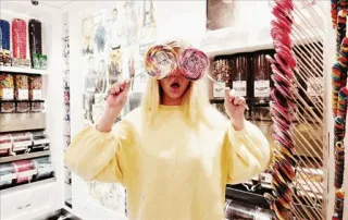 🍭 8cd39534 wanita, permen lolipop, permen, toko, manisan, senang, retail, makanan whatsapp sticker