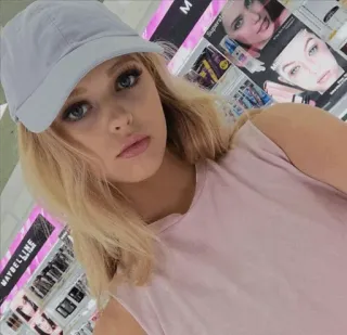 😋 f9775d50 wanita, rambut pirang, potret, selfie, makeup, kosmetik whatsapp sticker