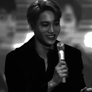 🖇 066cf35c mężczyzna, uśmiechnięty, mikrofon, czarno-białe, portret, piosenkarz telegram sticker