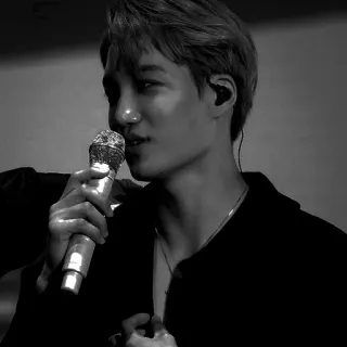 🖇 a77dedcb piosenkarz, mikrofon, występ, muzyka, rozrywka, koncert, artysta telegram sticker