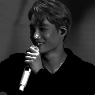 📁 d89d9552 mężczyzna, piosenkarz, mikrofon, portret, monochromatyczny, rozrywka telegram sticker