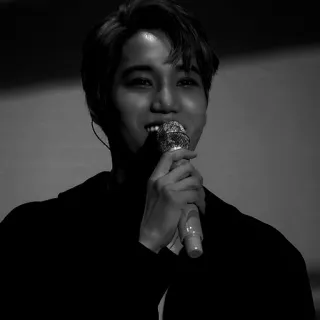 🖇 fc750cbc piosenkarz, mikrofon, czarno-białe, k-pop, portret telegram sticker