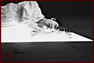 ✨ bcbd0d21 Vtae ritratto, bianco e nero, persona, sdraiato telegram sticker