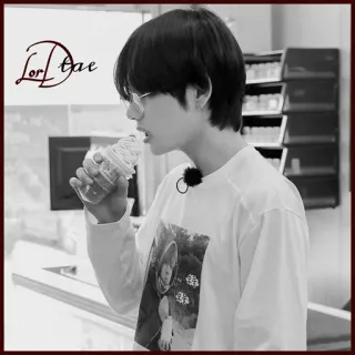 🃏 c891349f LorDae persona, mangiare, interno, monocromatico, bianco e nero, uomo telegram sticker