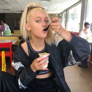 🔥 5f8c586d 여자, 먹는, 아이스크림, 인물 사진, 선글라스 telegram sticker