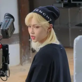 🖤 193b91e8 GIVENCHY แฟชั่น, หมวกบีนนี่, ผมบลอนด์, คนดัง, เคป็อป, Givenchy telegram sticker