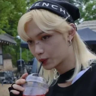 🖤 1fbe7121 ENCH คน, ผมบลอนด์, หมวกบีนนี่, ดื่ม, หลอด, วัยรุ่น, นักร้อง telegram sticker