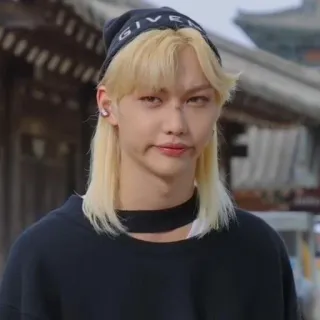 🖤 f4639578 GIVENCHY คน, ผมบลอนด์, หมวกบีนนี่, GIVENCHY, ภาพเหมือน, kpop telegram sticker