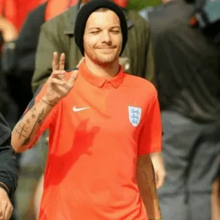 🌶 043f69b9 Louis Tomlinson simbol perdamaian, penyanyi, selebriti, orang, kaos oranye, kupluk, bahasa Inggris, sepak bola whatsapp sticker