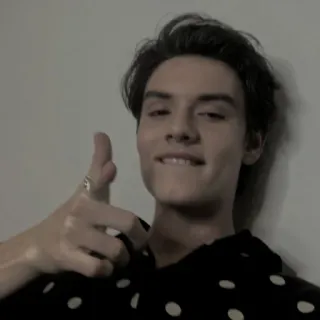 🍷 403cf7fa mężczyzna, kciuk w górę, osoba, uśmiech, swobodny telegram sticker