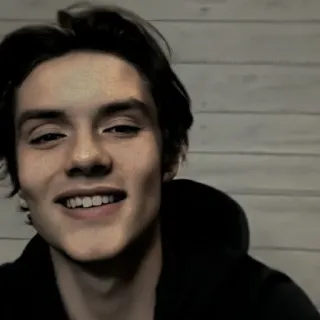 🍷 708dd565 mężczyzna, nastolatek, portret, uśmiechnięty, casual, wewnątrz telegram sticker