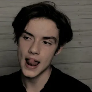 🍷 f14ee90a osoba, mężczyzna, selfie, portret, język, wyraz twarzy, młodzież telegram sticker