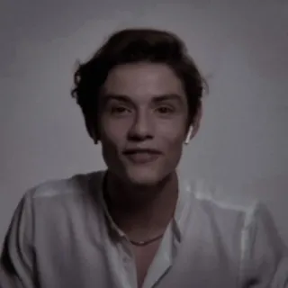 📀 d1e3c0a7 uomo, ritratto, auricolari, collana, camicia bianca, persona telegram sticker