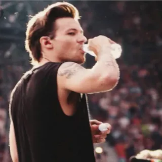 🖤 0ae537d5 男性, 飲む, 水筒, カジュアル, ステージ telegram sticker