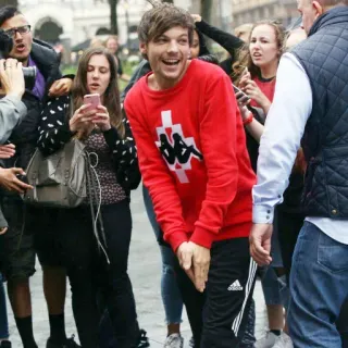 😌 3f1e4014 Louis Tomlinson người nổi tiếng, ca sĩ, one direction, áo len đỏ, quần adidas whatsapp sticker