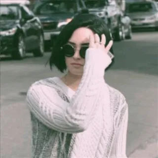 🌸 9a96f516 人, サングラス, 中指, 侮辱的なジェスチャー, 女性, 道路, 道 telegram sticker