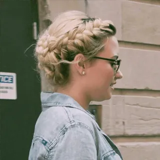 🌸 ee55bfb3 女性, ブロンドヘア, 編み込みヘア, 眼鏡, ジャケット, ポートレート telegram sticker