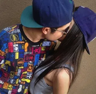 ❤️ 3d692d78 จูบ, คู่รัก, ความรัก, ความรักใคร่, ความสัมพันธ์, หมวก telegram sticker