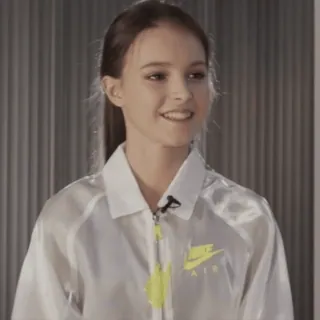 🤍 6293a9df 女人, 微笑, 夹克, 肖像, 人, 女性, 快乐 telegram sticker