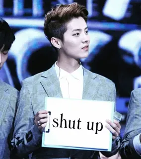 🤐 3ac56807 shut up kpop, mème, tais-toi, panneau, célébrité telegram sticker