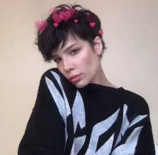 🌟 d204912c person, frau, porträt, herzen, pullover telegram sticker