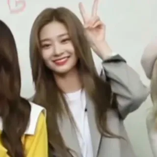 🍧 63ef43cd 女人, 和平标志, 微笑, 韩语, 名人 telegram sticker