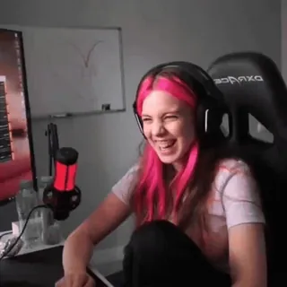 😂 52051f42 女性, ピンク髪, ゲーマー, ヘッドセット, コンピュータ, 笑う, ストリーミング telegram sticker