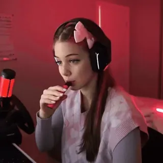 🌟 baff6d71 女性, ヘッドセット, ゲーマー, コンピューター, 女の子, 人, ティーン telegram sticker