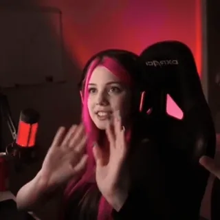 ✋ df15c62f 女性, ピンク髪, ゲーマー, 配信, ヘッドホン telegram sticker