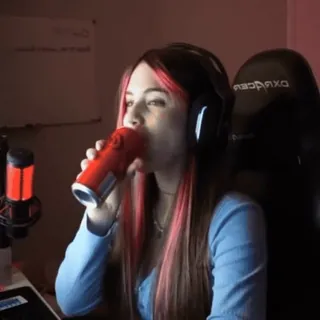 🧋 f21d1d28 女性, ゲーマー, ヘッドホン, エナジードリンク, マイク, 椅子 telegram sticker