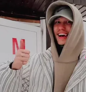 🌟 e76f5b15 uomo, felpa con cappuccio, sorriso, inverno, neve, pollice in su telegram sticker