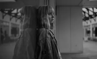 ➰ dfc4bc36 Frau, Person, Spiegelung, blond, Porträt, Schwarzweiss telegram sticker