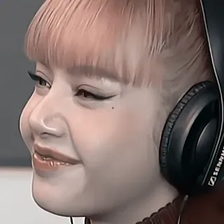 🥩 8728c547 Lisa Lisa, Blackpink, música, cantante, auriculares, mujer whatsapp sticker