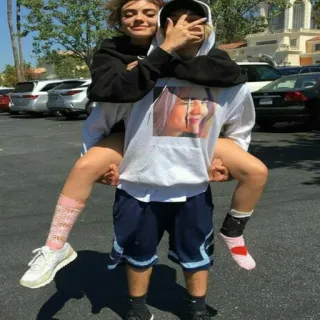 🚶 83df3f08 para, na barana, młodzi dorośli, przyjaźń, na co dzień, zabawa, na zewnątrz telegram sticker