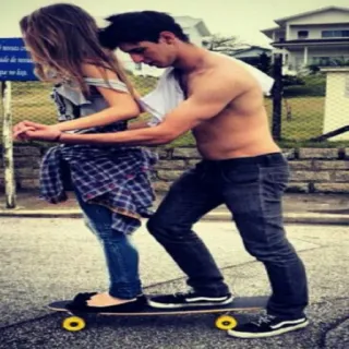 🚶 b767efb9 Deskorolka, Para, Nastolatki, Ulica, Romans, Jazda na rolkach, Związek, Przyjaciele telegram sticker