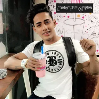 🥤 c644b507 LUCKY the STYLES mężczyzna, osoba, celebryta, napój, styl, moda, portret telegram sticker