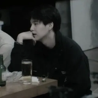 ➖ 0e790e56 người đàn ông, người, bàn, đồ uống, trong nhà, đang ngồi telegram sticker