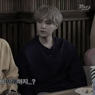 ➖ 5d432513 게 미래까지..? người, Hàn Quốc, đàn ông, trong nhà, bàn telegram sticker