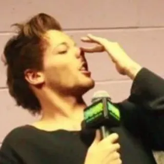 🤪 ab6a4965 Louis Tomlinson penyanyi, One Direction, lucu, wajah, mikrofon whatsapp sticker