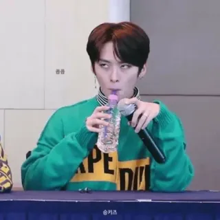 🔮 18cf2848 승키즈 k-pop, idol, singer, man, drinking water, Asian whatsapp sticker